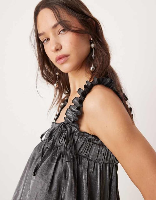 ASOS DESIGN volangaxel cami topp i svart skimrande - Image 2