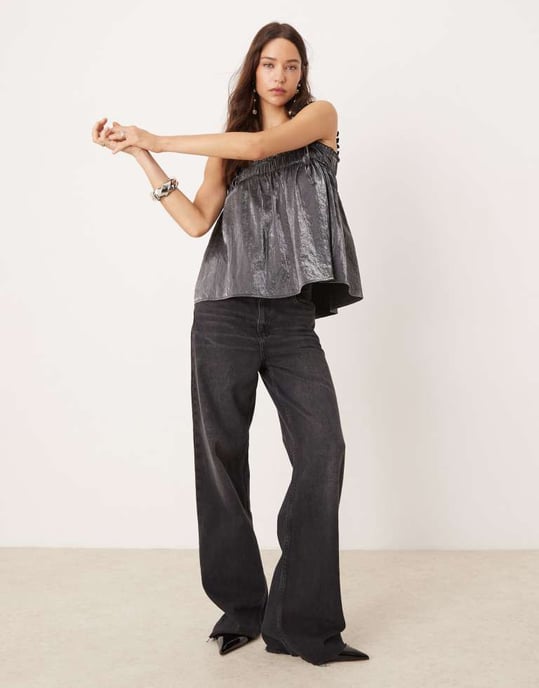 ASOS DESIGN volangaxel cami topp i svart skimrande - Image 3