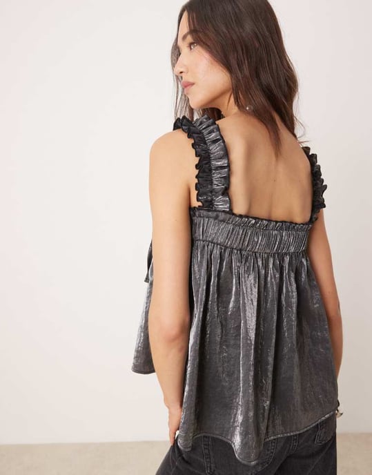 ASOS DESIGN volangaxel cami topp i svart skimrande - Image 4