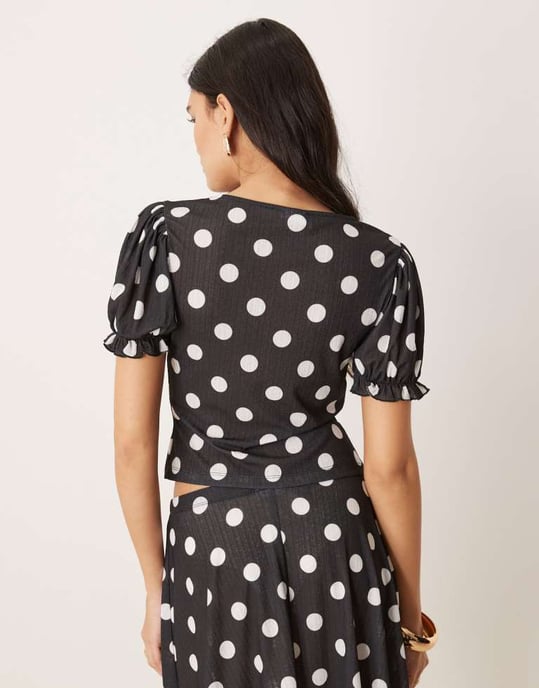 ASOS DESIGN torr-handtag ribb knytframs puffärmsprickig co ord topp i svart - Image 3