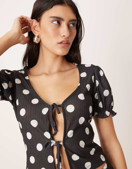 ASOS DESIGN torr-handtag ribb knytframs puffärmsprickig co ord topp i svart - Image 4