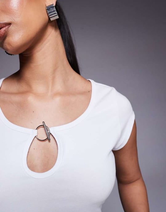 ASOS DESIGN silverfärgad hårdvaruknappar nyckelhålsanpassad topp i vitt - Image 2