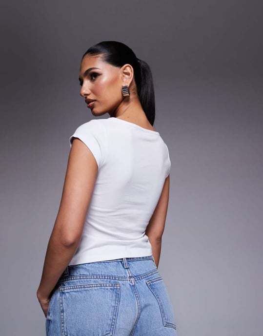 ASOS DESIGN silverfärgad hårdvaruknappar nyckelhålsanpassad topp i vitt - Image 4