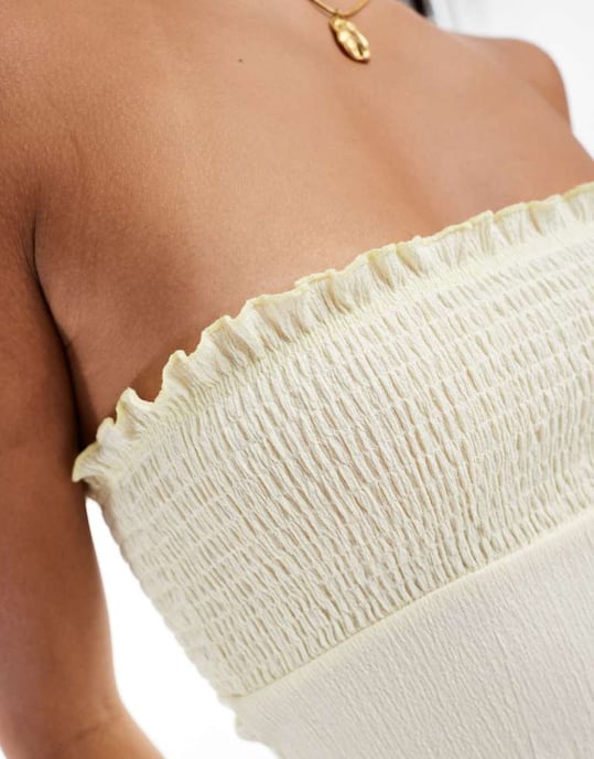ASOS DESIGN rynkad bandeau-top med snedklippt nederdel i ecru - Image 2