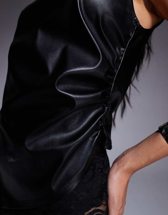 ASOS DESIGN läderlook draperad topp med asymmetrisk nederkant i svart - Image 4