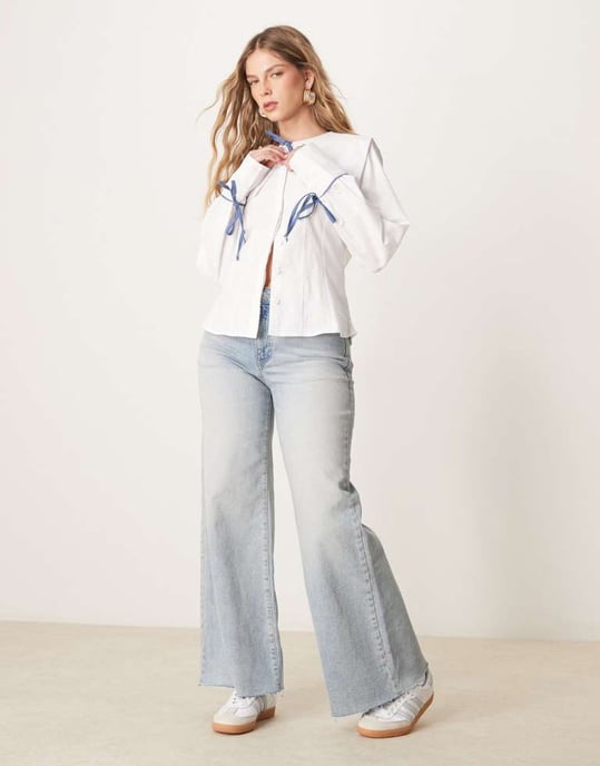 ASOS DESIGN poplinfitted seglarkrage skjorta med rosett detaljer i vitt - Image 2