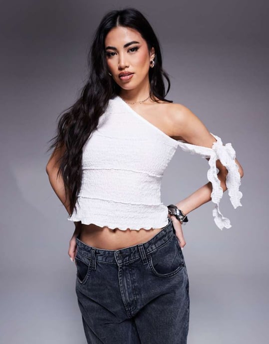 ASOS DESIGN spliced vågig textur knyt-sida topp med asymmetrisk hals i elfenben - Image 1