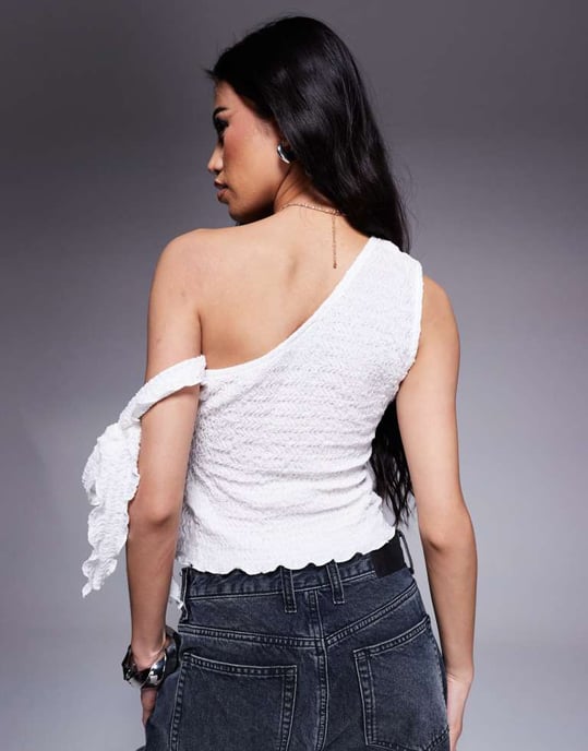 ASOS DESIGN spliced vågig textur knyt-sida topp med asymmetrisk hals i elfenben - Image 2