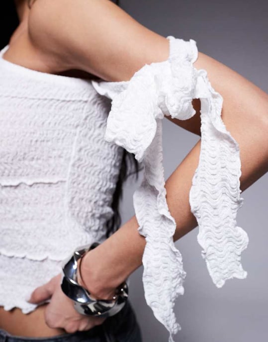 ASOS DESIGN spliced vågig textur knyt-sida topp med asymmetrisk hals i elfenben - Image 3