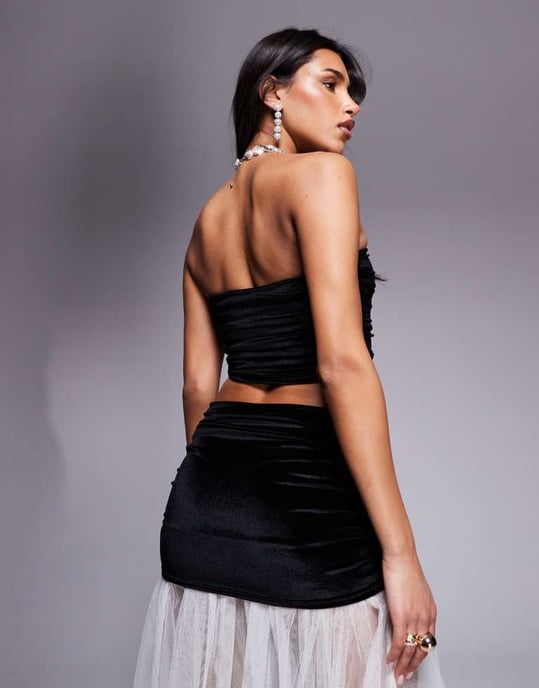 ASOS DESIGN sammansatt sammetsruchnet bandeau-top med kant i svart - Image 2