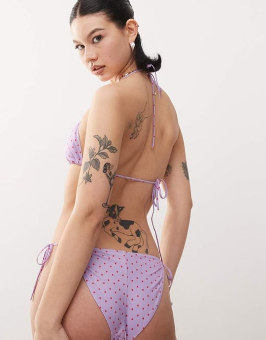 Monki mix and match bikiniunderdel med knyt i lilafärgad och röd prickig - Image 4
