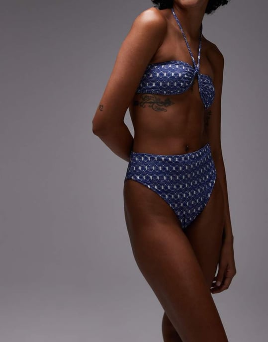 ARKET mix & match högmidjad bikinitrosa i blå och vit mönster - Image 3