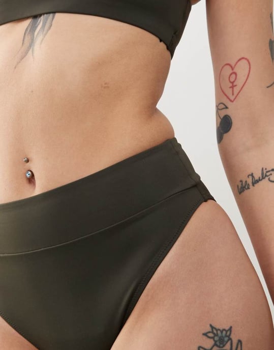 Weekday Heat mix & match högmidjad bikinitopp i mörkgrön - Image 3