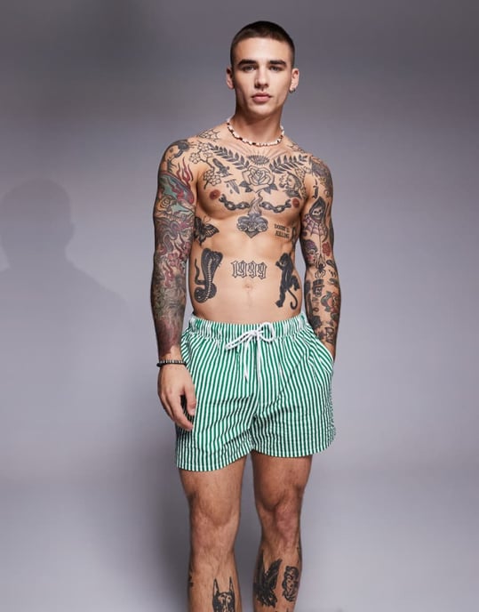 ASOS DESIGN seersucker randig badshorts i kort längd i grön - Image 1