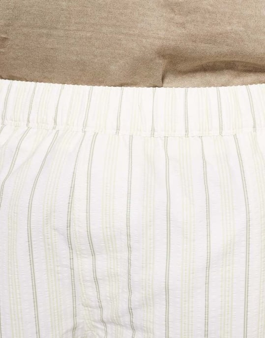 ASOS DESIGN seersucker randiga badshorts i superkort längd i sten - Image 4