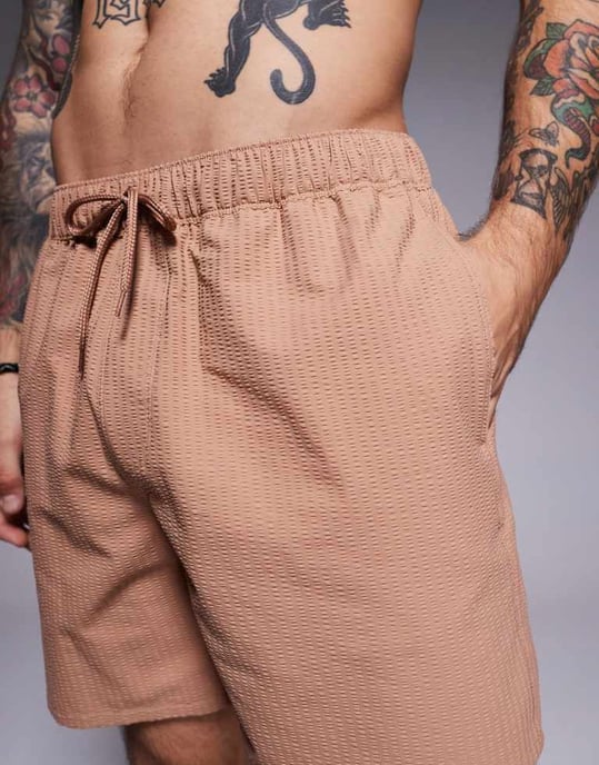 ASOS DESIGN seersucker badbyxor i mellanlängd i brun - Image 4