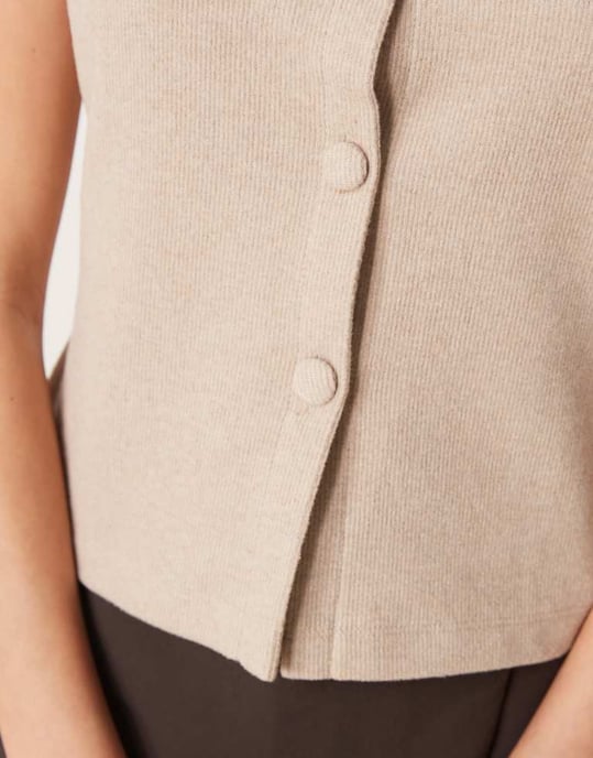 ASOS DESIGN borstad väst i krämfärg - Image 3
