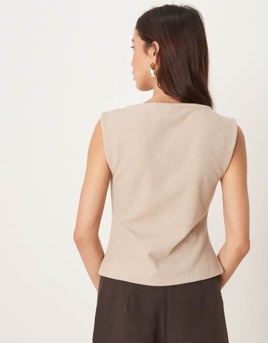 ASOS DESIGN borstad väst i krämfärg - Image 4