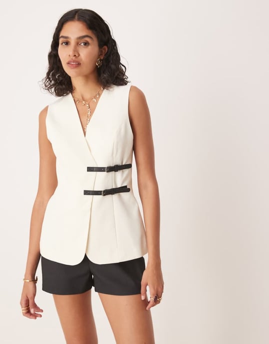 ASOS DESIGN långlinjig väst med bältesdetalj i off-white - Image 1