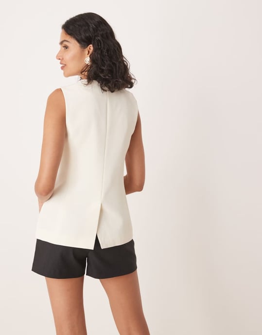 ASOS DESIGN långlinjig väst med bältesdetalj i off-white - Image 2
