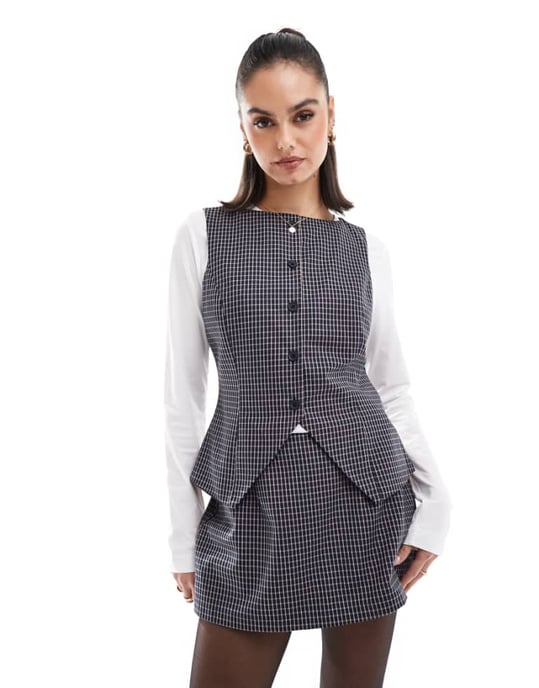 ASOS DESIGN hög krage knapp genom väst i svart rutigt - Image 1