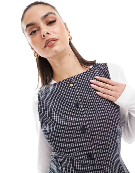 ASOS DESIGN hög krage knapp genom väst i svart rutigt - Image 2