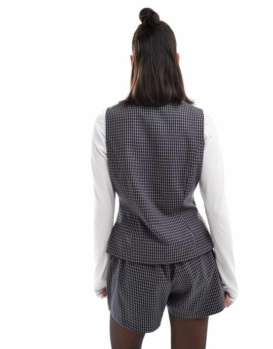 ASOS DESIGN hög krage knapp genom väst i svart rutigt - Image 4