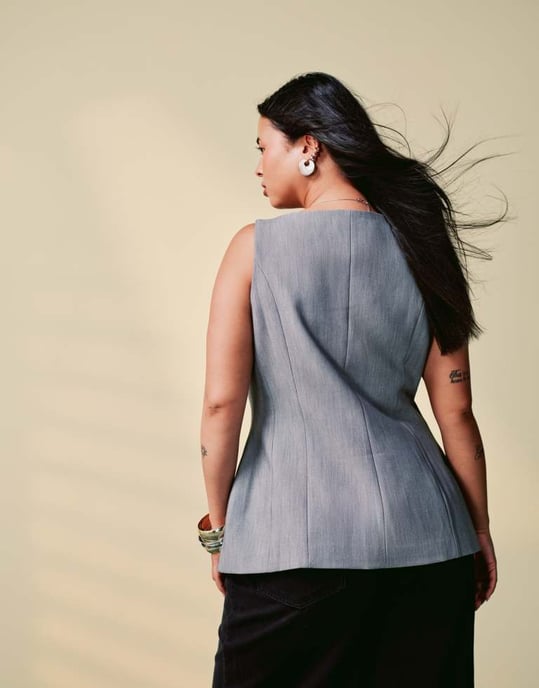 ASOS DESIGN Curve korsett väst med korsrutigt mönster i grått - Image 4