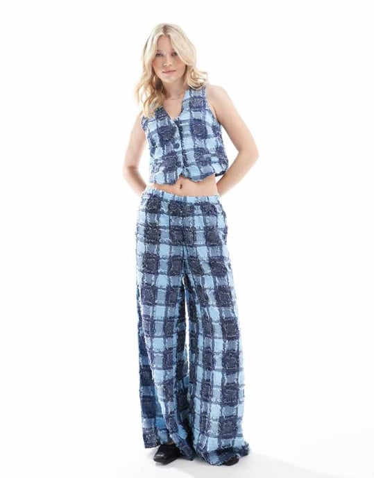 Vero Moda strukturerad rutmönstrad kort väst i blå denimmix - Image 3