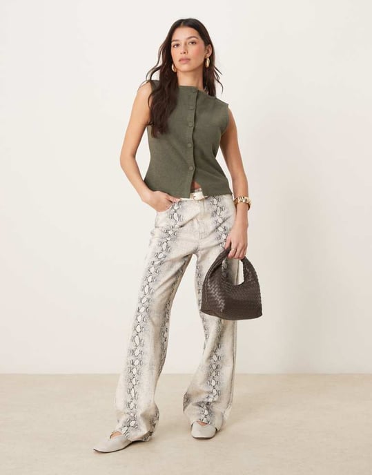 ASOS DESIGN borstad väst i khaki - Image 3