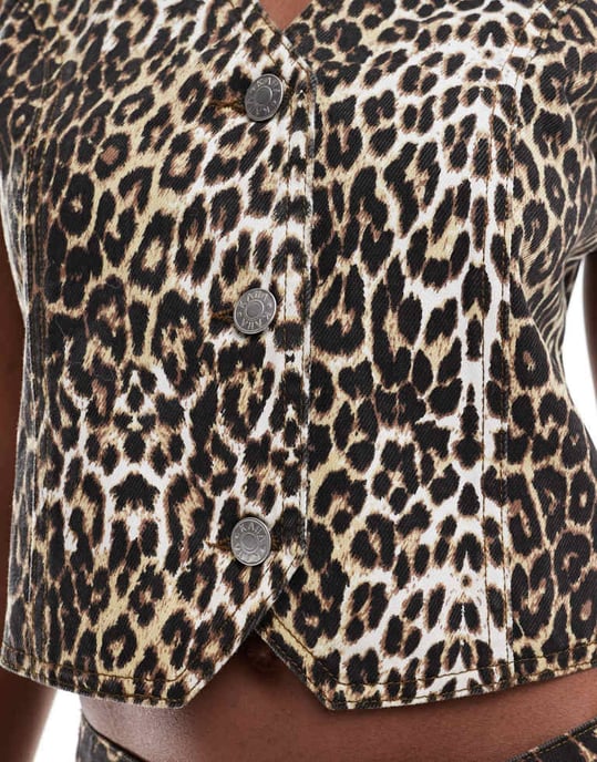 Kaiia exklusiv bomullsrik denimvästset i leopard - Image 3