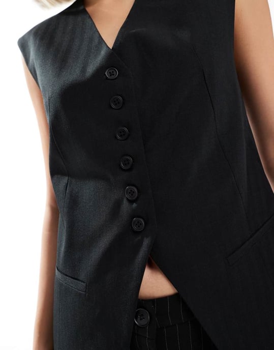 ASOS DESIGN långmodell med överdrivna axlar väst i svart - Image 2