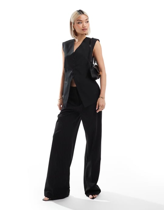 ASOS DESIGN långmodell med överdrivna axlar väst i svart - Image 4