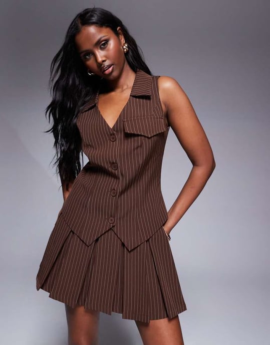 In The Style x Natalya Wright exklusiv skräddarsydd väst med rand i choklad - Image 1