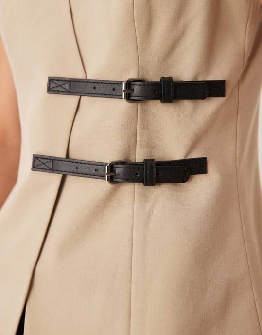 ASOS DESIGN långlinjig väst med bältesdetalj i sten - Image 2