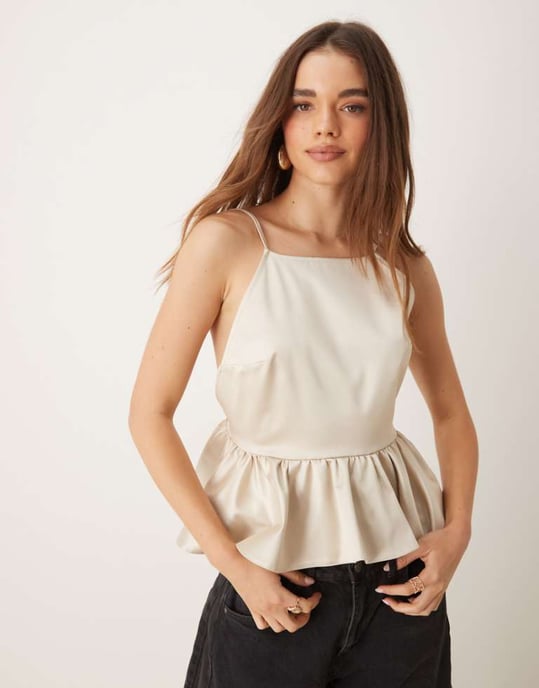 ASOS DESIGN spetstopp med peplum i bonded satin i krämfärgad - Image 1
