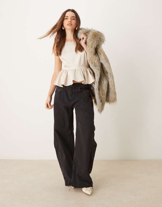 ASOS DESIGN spetstopp med peplum i bonded satin i krämfärgad - Image 3