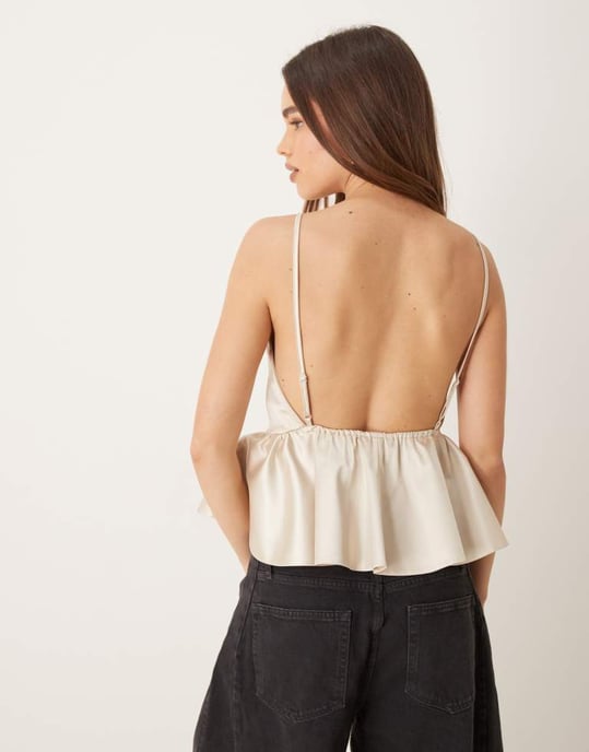 ASOS DESIGN spetstopp med peplum i bonded satin i krämfärgad - Image 4
