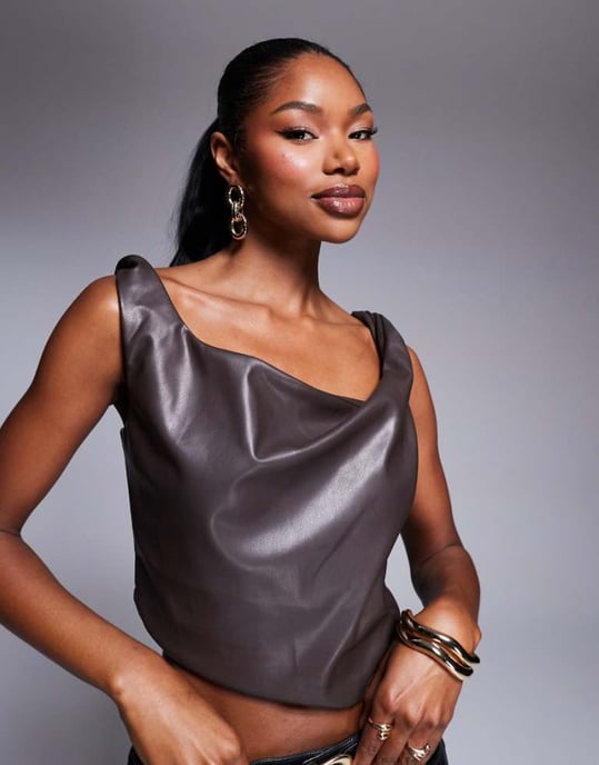 ASOS DESIGN läderlook draperad topp i choklad - Image 1