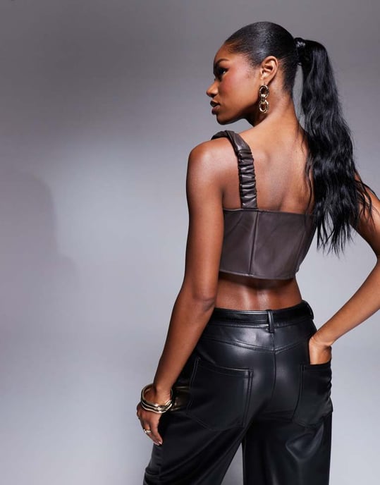 ASOS DESIGN läderlook draperad topp i choklad - Image 3