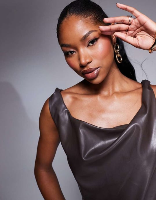 ASOS DESIGN läderlook draperad topp i choklad - Image 4