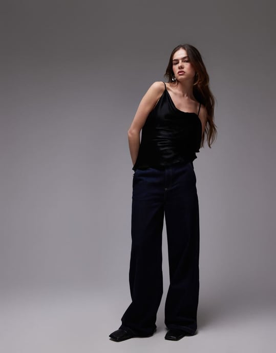 Topshop dubbelaxlad satinlinne med volang i svart - Image 3