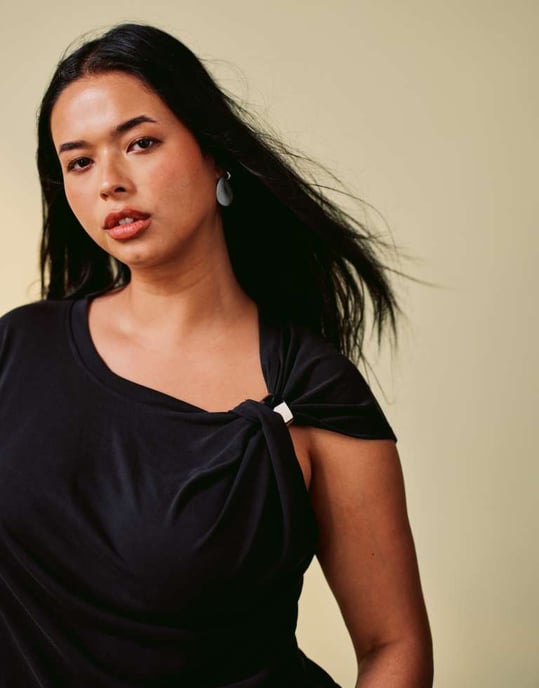 ASOS DESIGN Curve modal t-shirt med en ärm och silverdetaljer i svart - Image 3