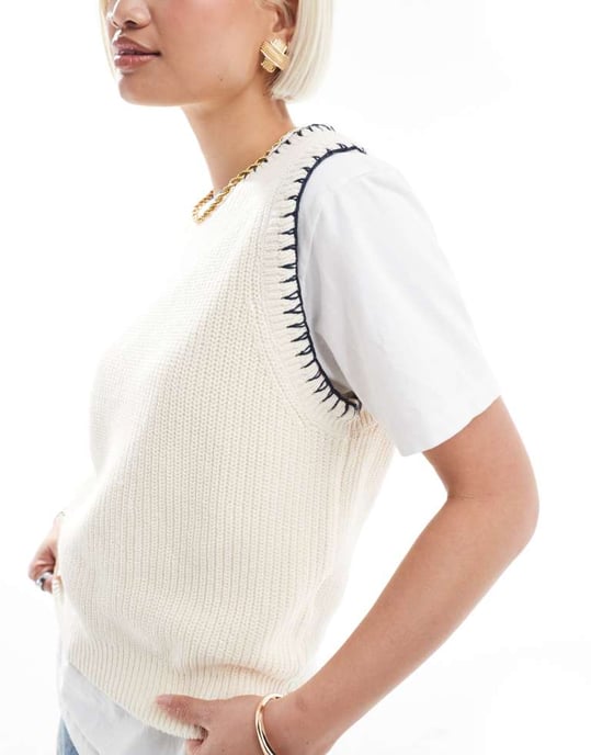 Vero Moda ärmlös stickad topp med kontrasterande sömmar i krämfärg - Image 3