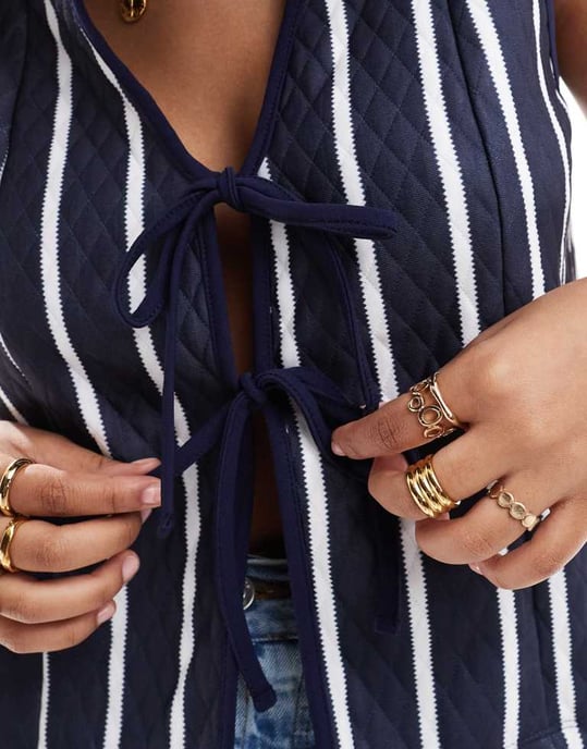 ASOS DESIGN vadderad väst med knytning framtill i marinblå och vit rand - Image 3