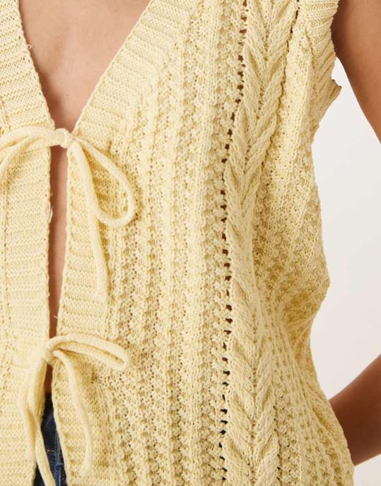 ASOS DESIGN kabelstickad väst med knytning fram i smörgul - Image 3