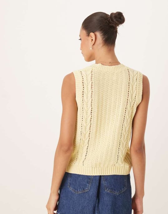 ASOS DESIGN kabelstickad väst med knytning fram i smörgul - Image 4