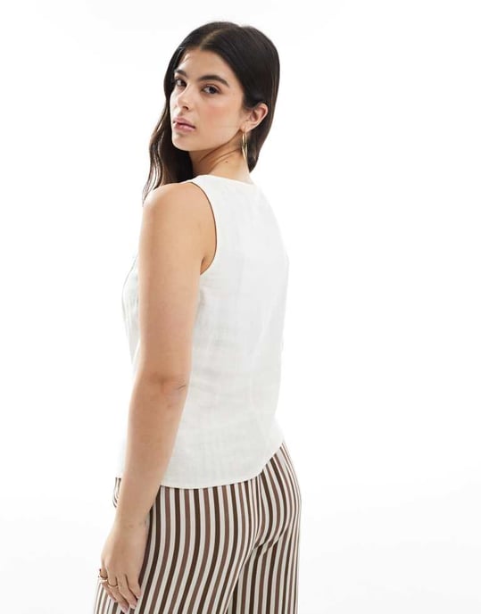 ASOS DESIGN väst i linnelook med knappar framtill i vitt - Image 2