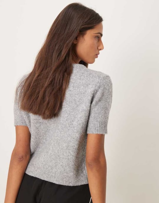 Glamorös kortärmad knapplång cardigan i grått - Image 3