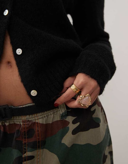 Monki långärmad slim fit fluffig stickad knappar fram cardigan med puffärmar i svart - Image 3